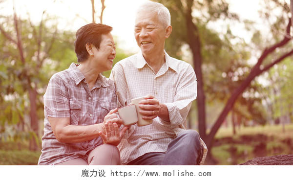 健康亚洲年长夫妇一起在早上公园喝咖啡摄影图微笑的老人